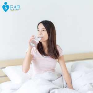 اهمیت نوشیدن آب قبل از خواب